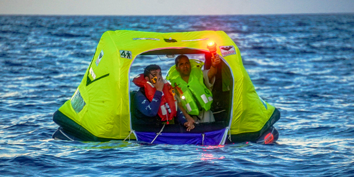 Traditional vs. Electronic Flares: What Does Your Boat Need?